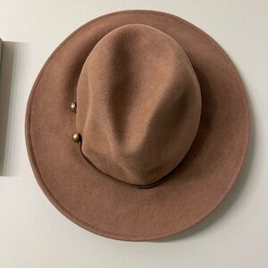 Sundaise 100% wool hat.